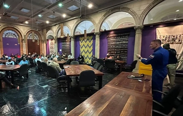 Sergueï Koud-Svertchkov devant des étudiants de l’université du Witwatersrand, Johannesburg. 2023.